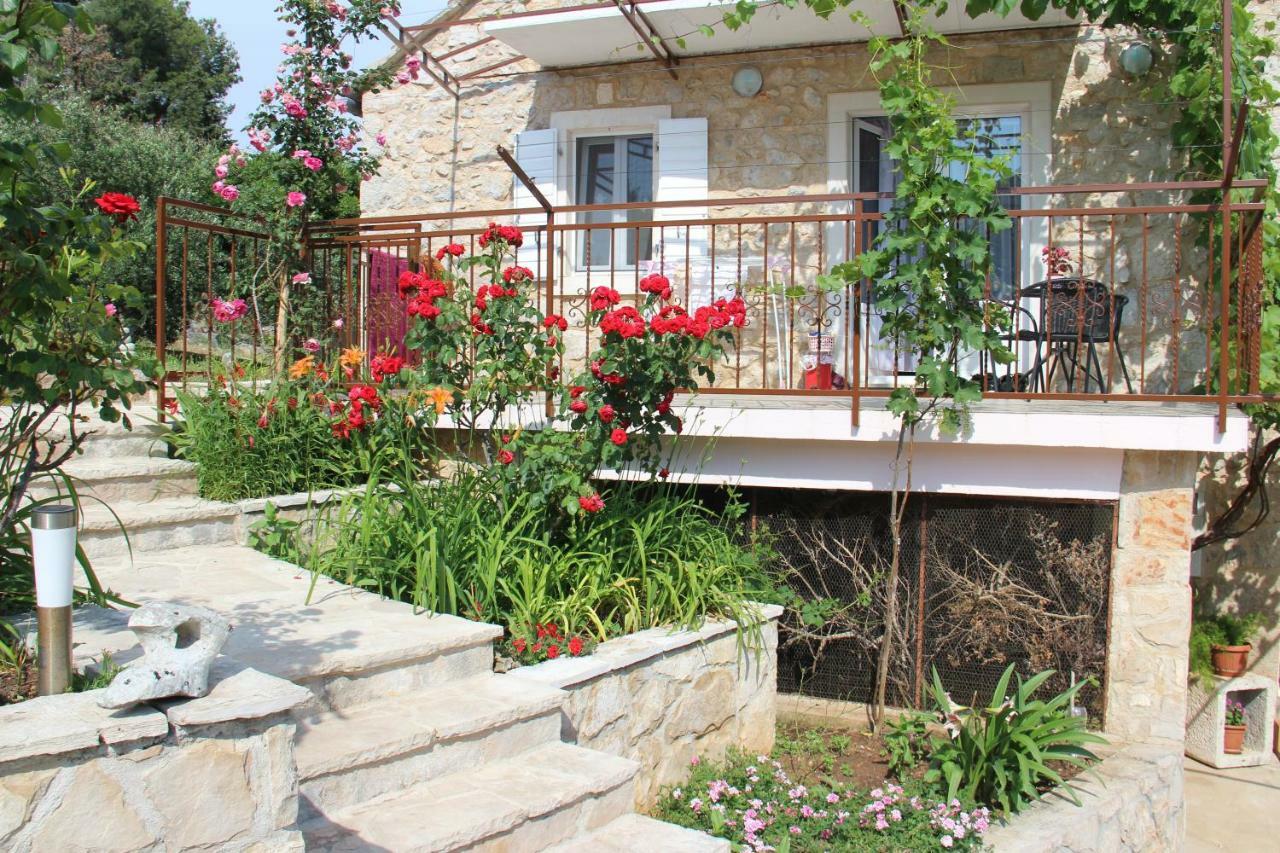 Apartmani Ivankovic Vrisnik Exterior photo