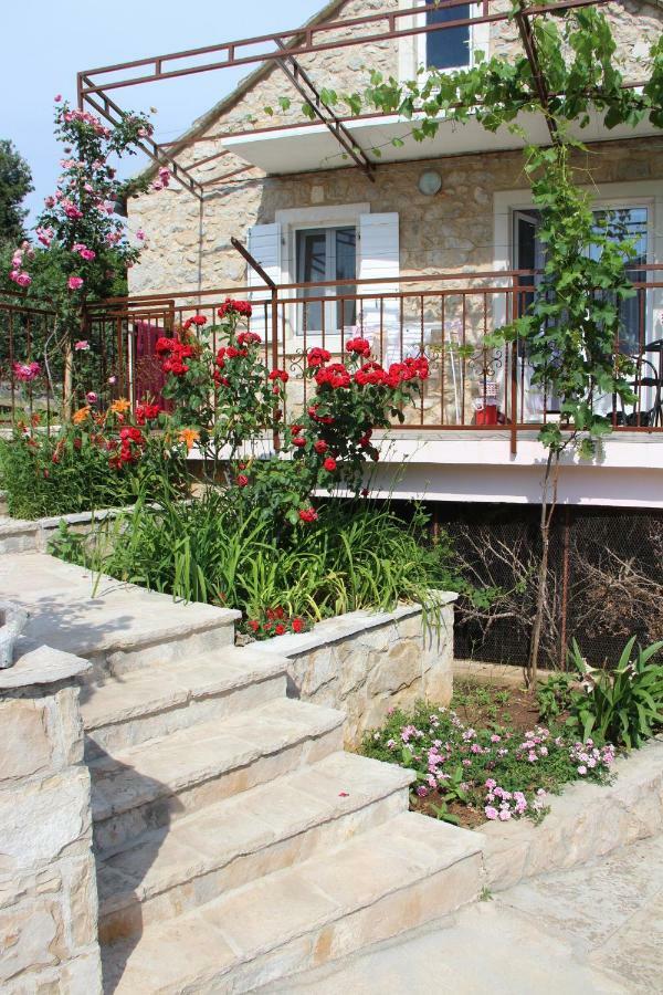 Apartmani Ivankovic Vrisnik Exterior photo