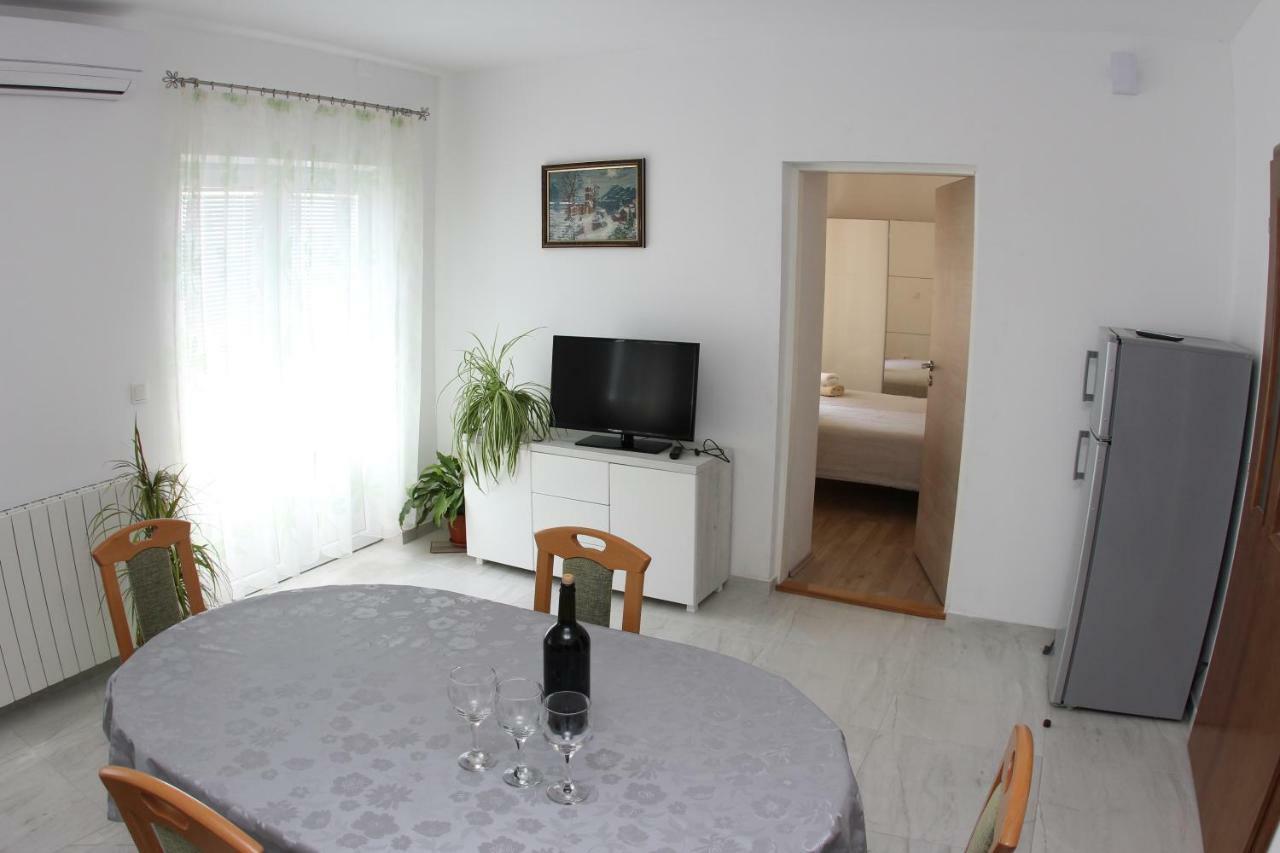 Apartmani Ivankovic Vrisnik Exterior photo
