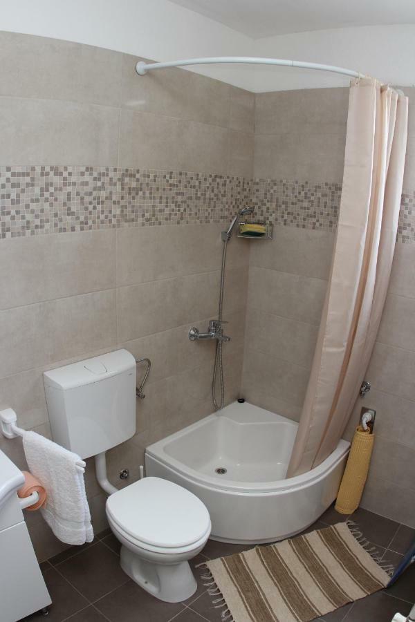 Apartmani Ivankovic Vrisnik Exterior photo